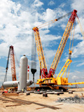 8月1日，泉州炼油项目徐工2000吨履带起重机挑大梁